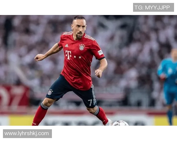 足球巨星穿西装亮相场馆引发热议时尚与运动的完美结合