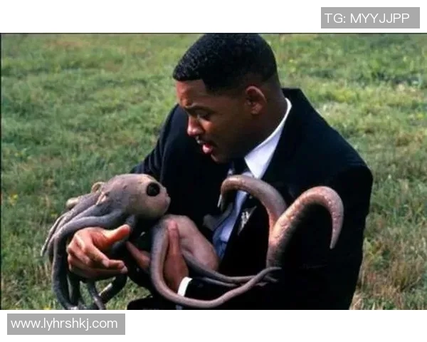 足球球星与外星人对抗的惊险冒险赛场背后隐藏的秘密